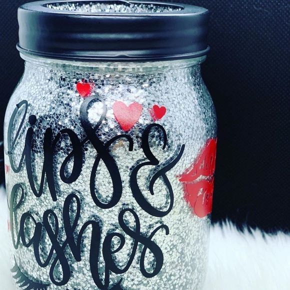 Lips and Lashes Makeup Brush Holder - Picture 1 of 2